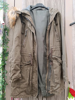Μπουφάν Bershka χακί μεταχειρισμένο χωρίς εσωτερική επένδυση M-L
