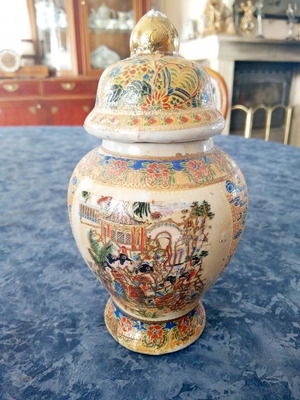 Vintage Chinese vase with lid 15 cm
