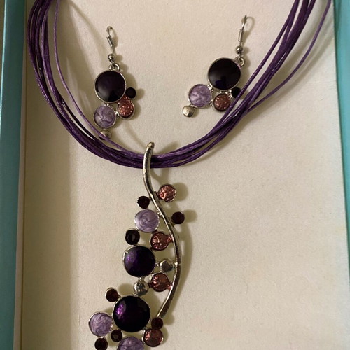 Set necklace and earrings like new, purple and silver