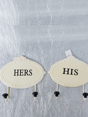 Set of 2 metal hooks with ceramic finish like new