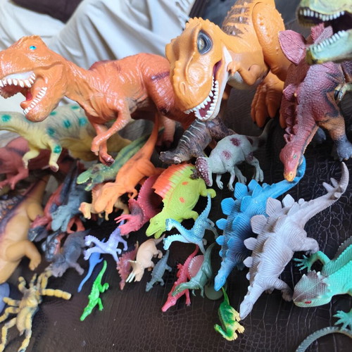 Dinosaur figures like new, pack of 9 large and 30 small to medium