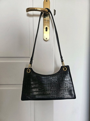 Black shoulder bag like new with small pocket