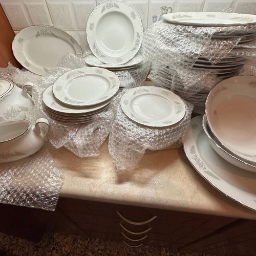 Karlovarský Porcelán Thun 1974 porcelain dinnerware set, complete 74 pieces