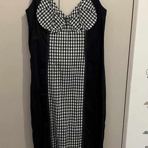 Dress like new with nice bust, black and white