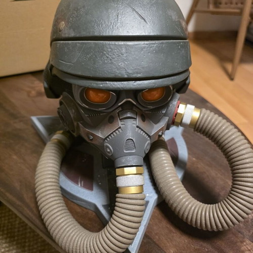 Killzone 3 Helghast Edition collector's helmet PS3