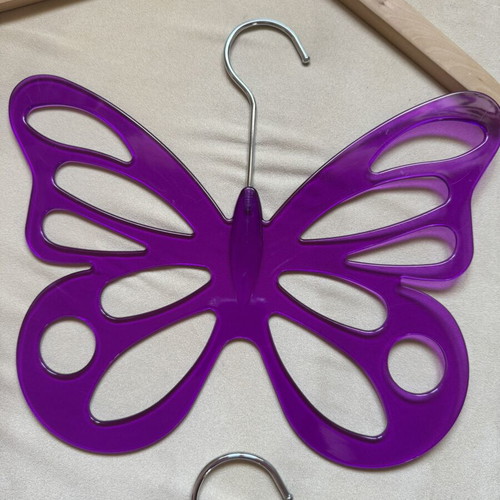 Children's hangers like new, 2 plastic and 3 wooden