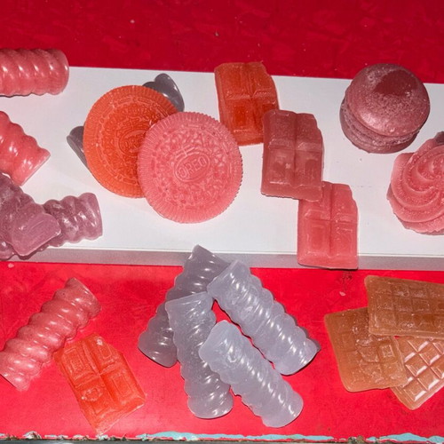 Handmade waxes like new with lovely scent and vibrant colors