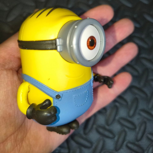 Minions figure 5 cm with button that moves the hand like new