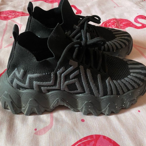 Shoes new, size 40, black and gray with elastic