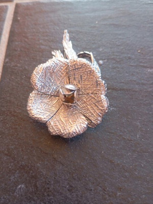 Vintage flower brooch like new, silver platinum tone