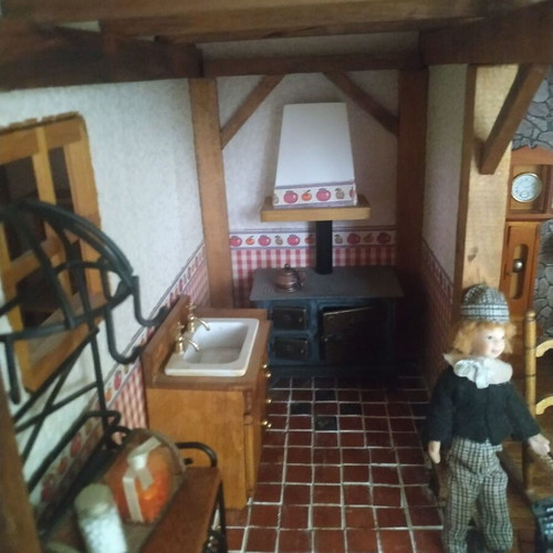Collectible traditional Deagostini house with 4 figures and equipment