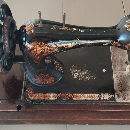 Singer antique sewing machine used, Victorian decoration 1896