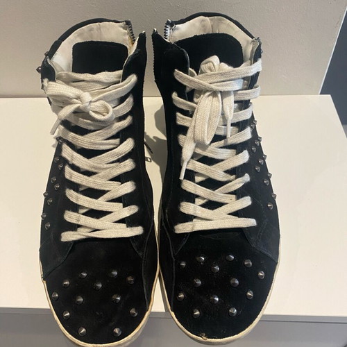 Steve Madden shoes used No41 black suede with silver studs