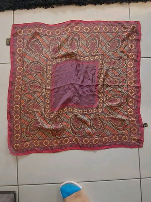 Scarf for neck like new, square with soft texture