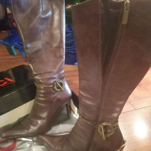 Dodici boots like new, brown with chain and leather interior