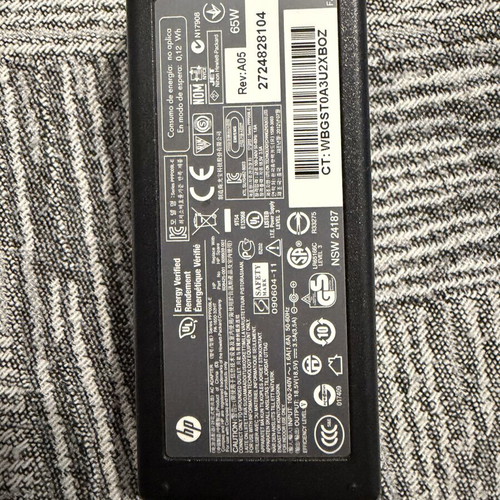 HP laptop power adapter 65W like new