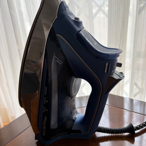 Rowenta Pro Master 2800 watt steam iron like new