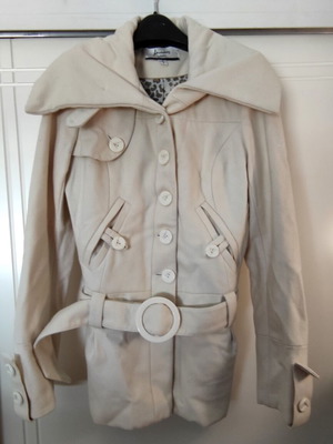 Stradivarius γυναικείο ημίπαλτο no.M off-white με μεγάλο γιακά και ζώνη