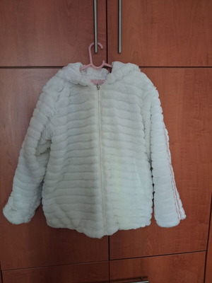 Girls' fur jacket with pink details and hood