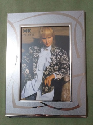 Κορνίζα για φωτογραφία καινούργια, διαστάσεις 13×17 εκ.