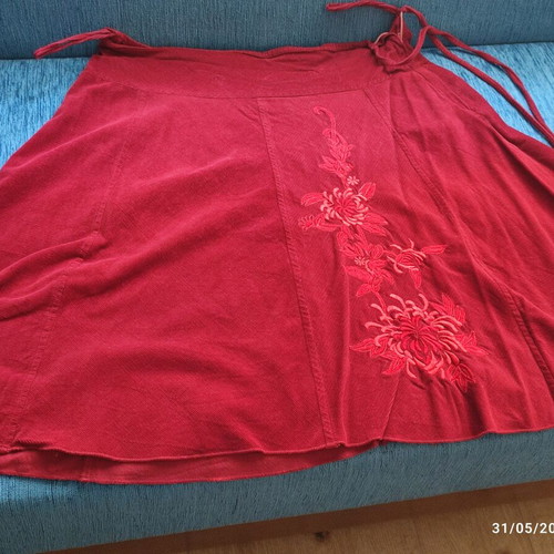 Midi skirt burgundy with embroidery like new, size M/L
