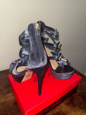 Ideal Shoes platform sandals new, gray velvet, size 38