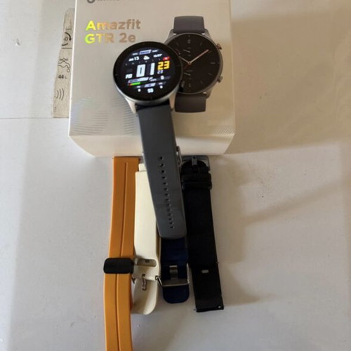 Amazfit GTR 2e smartwatch with 3 extra straps, box and charger