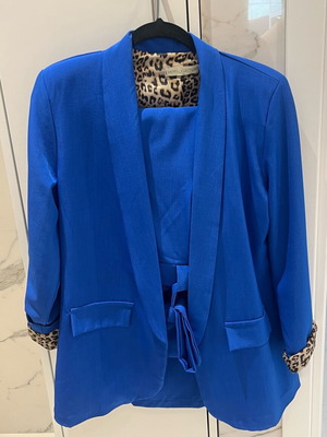 Blue Dress2unDress suit new with leopard details