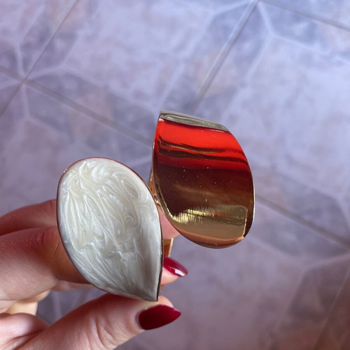 Gold and white bracelet new, opens and closes