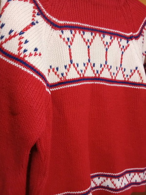 Vintage pullover like new, red with patterns, size M