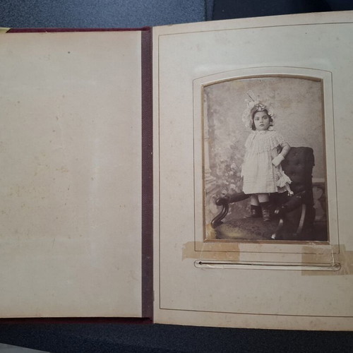 Antique Victorian photo album used, 31 authentic photos (1890-1940)