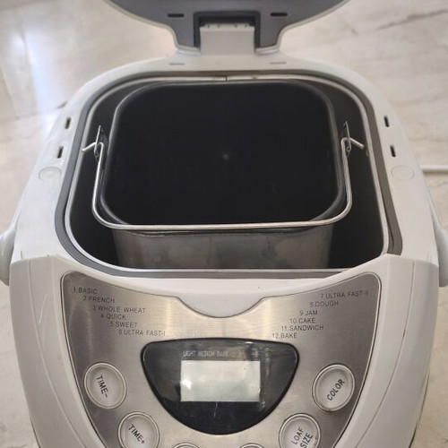 Izzy bread maker like new with multiple baking programs
