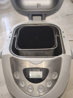 Izzy bread maker like new with multiple baking programs