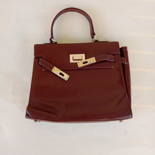 Brown handbag like new with classic design and unique clasp