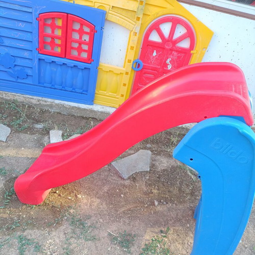 Bildo children's slide like new with garden playhouse