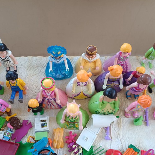 Playmobil lot with princesses and female figures, parts set