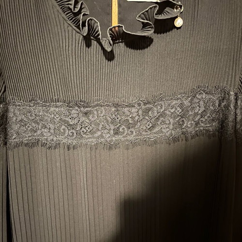 Relish pleated dress used, short with lace and puff sleeves