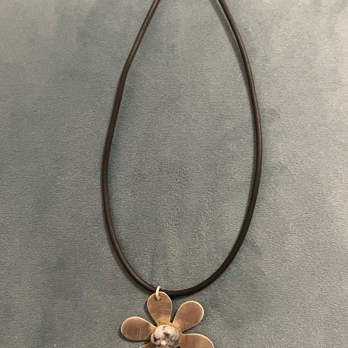 Silver 925 necklace like new with stone and leather, flower design