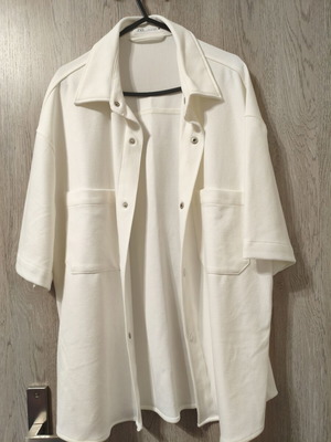 Zara white short-sleeve shirt with pockets, size L