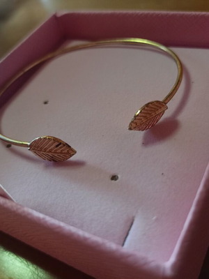 Adjustable bracelet used, gold tone