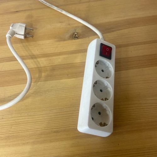 Power strip 3 sockets with switch like new, 1.40m cable