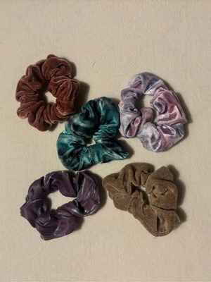 Scrunchies set of 5 like new, multicolor velvet fabric