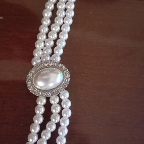 Chocker like new, white and silver