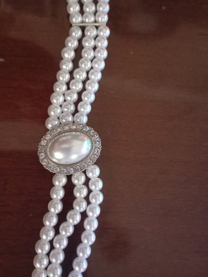 Chocker like new, white and silver