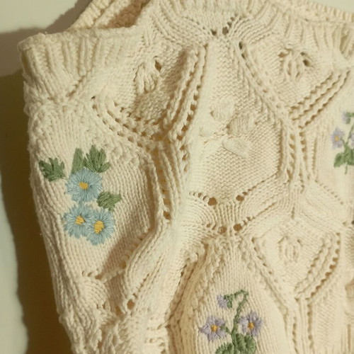 Knitted top Stradivarius cream with embroidered flowers, like new