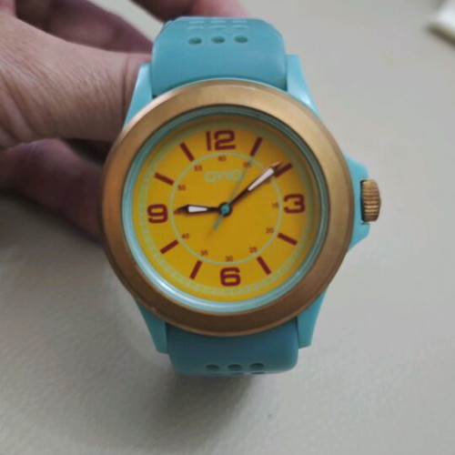OYYO watch like new, veraman color