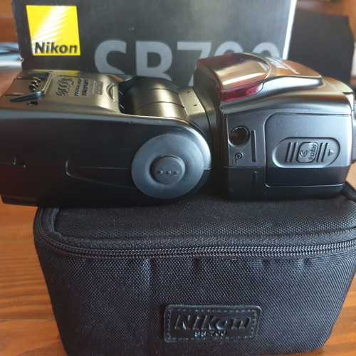 Nikon Speedlight SB-700 iTTL flash like new with batteries and charger