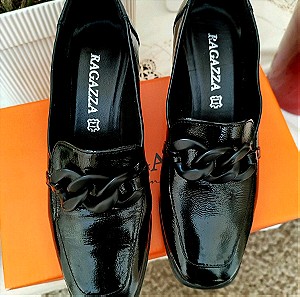 Ragazza δερμάτινα loafers με τακούνι.