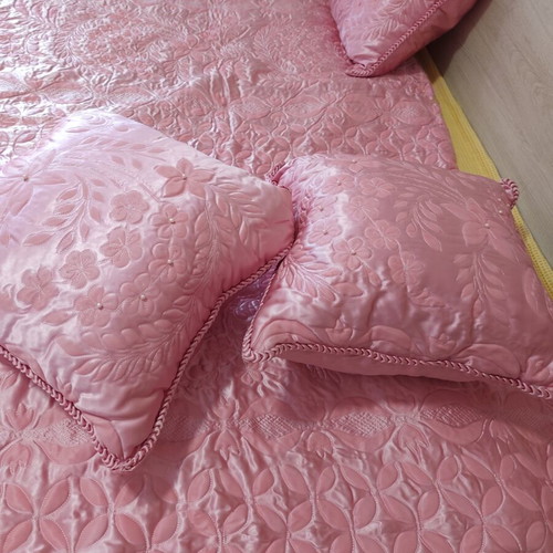 Vintage satin quilt with three small decorative pillows, like new