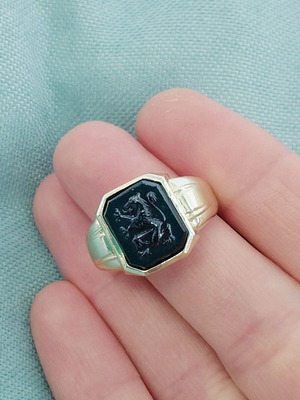 Vintage men's ring from the 70s, like new, black and gold aluminum alloy